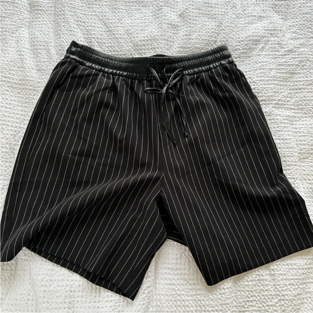Express Black and White Pinstripe Women Dressy Shorts with Elastic Waistband - Picture 5 of 9